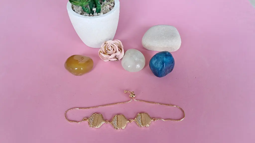 Gold pendant style bracelet