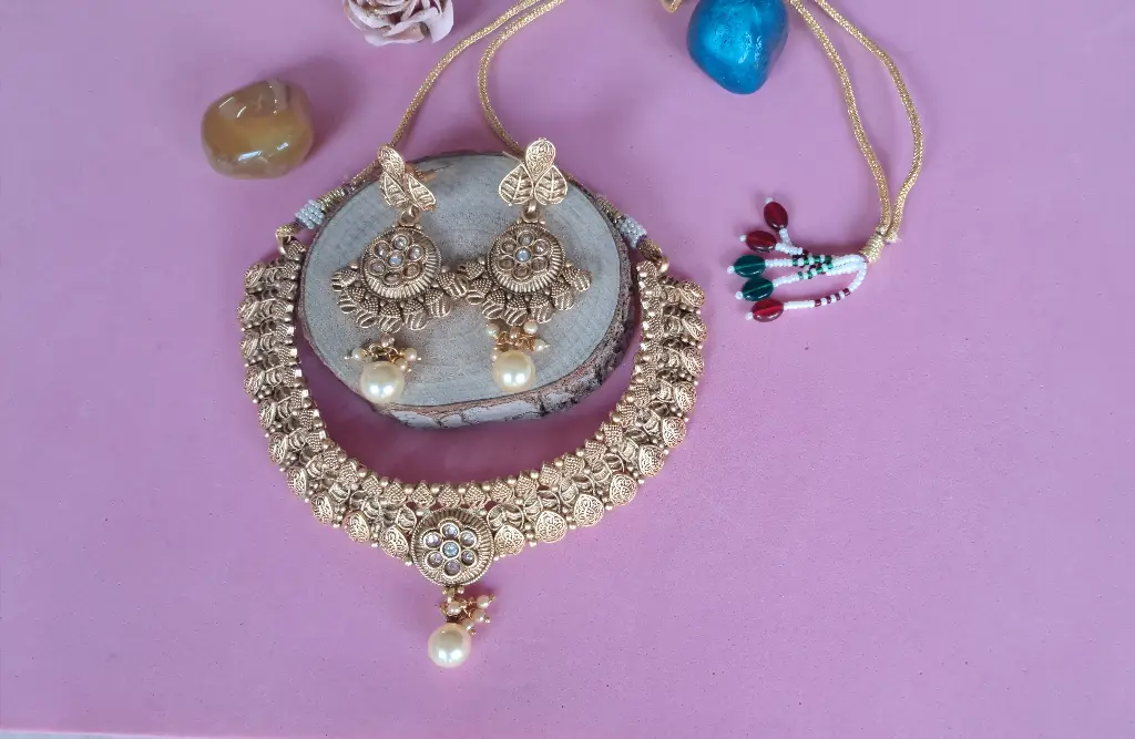 Antique graceful necklace with maang tikka